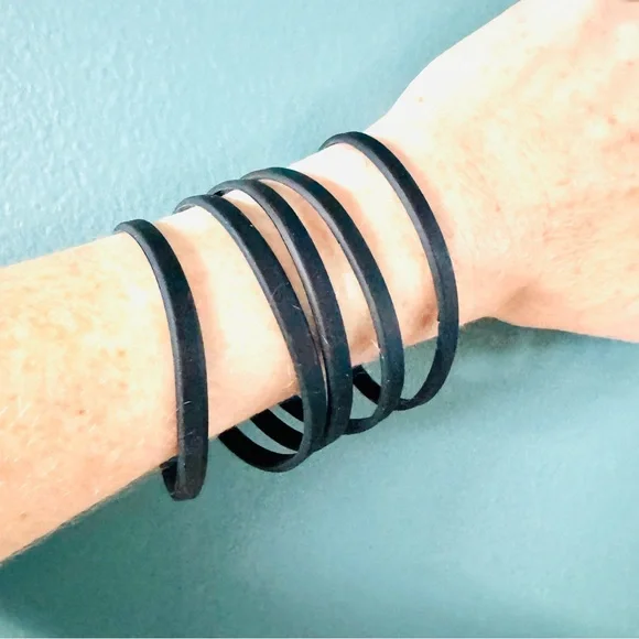 Hot Topic Black Rubber Gummy Bracelets 15 pc Silicone Jelly Wristbands 80s set - Picture 7 of 9